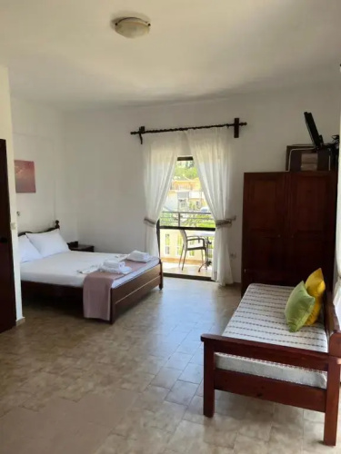 Zourpos Studios & Apartments