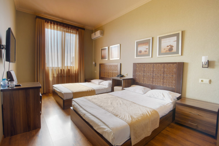 Standard Quadruple room with city view