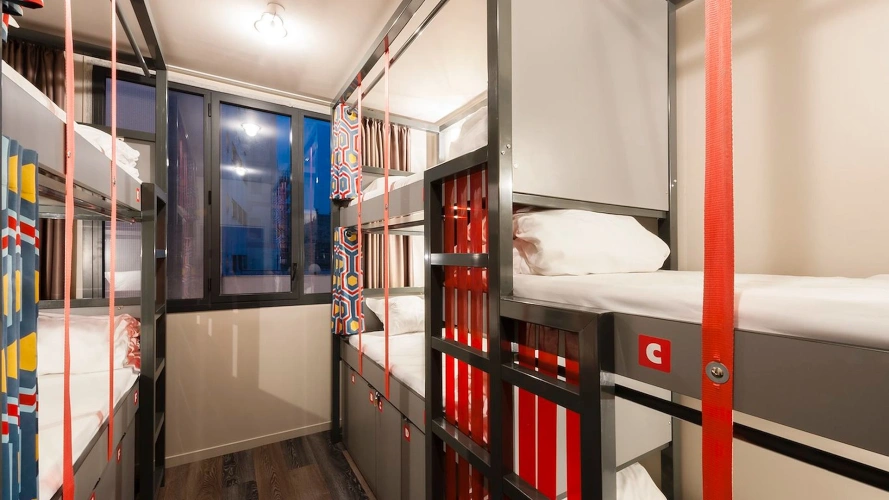 Direct Access to the Rooftop Twin room with a view over the rooftops of Paris
