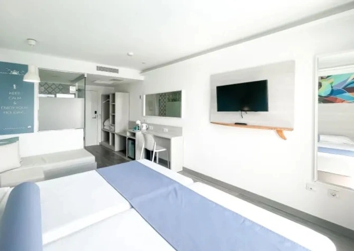 Sky Twin room with pool view
