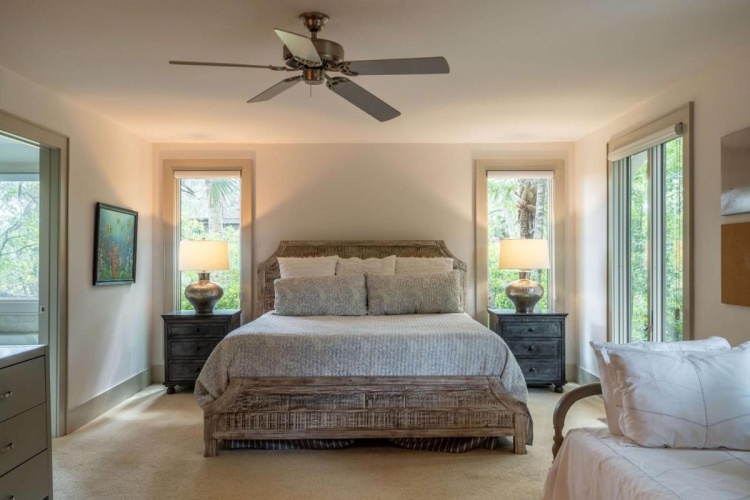 5 Bedrooms House