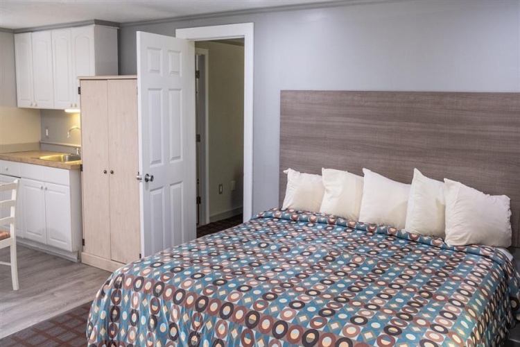 1 Quadruple Family Suite