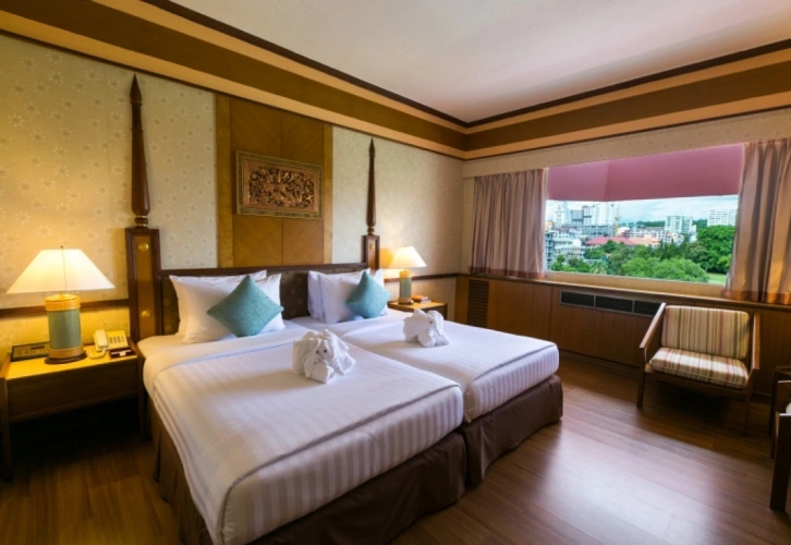 Standard Twin room with golf view
