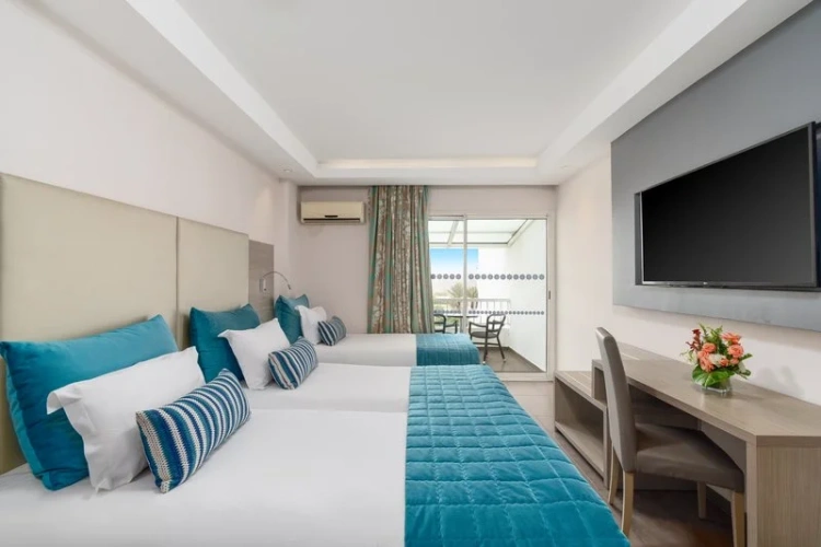 Standard Triple room with garden view