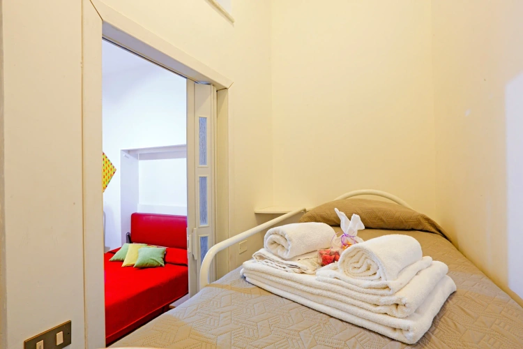 Art Quadruple room