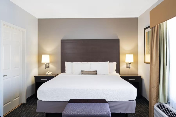 Deluxe Mobility/Hearing Accessible Double Suite