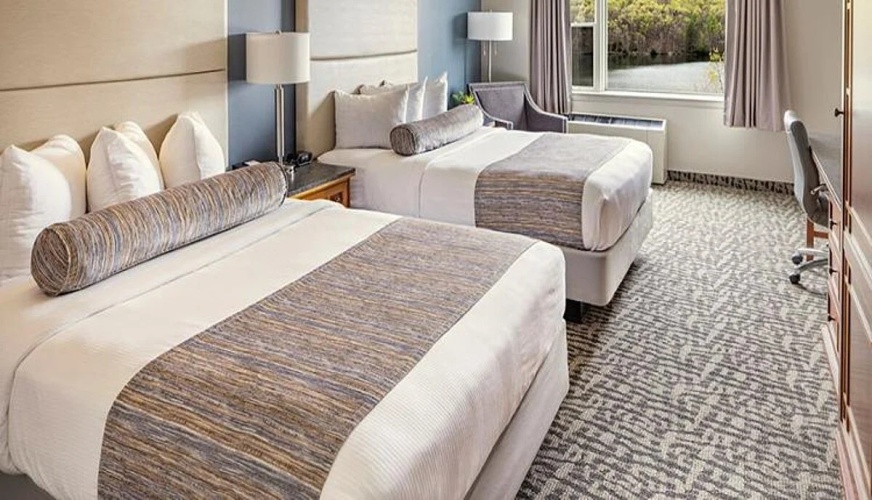 Twin room with mountain view