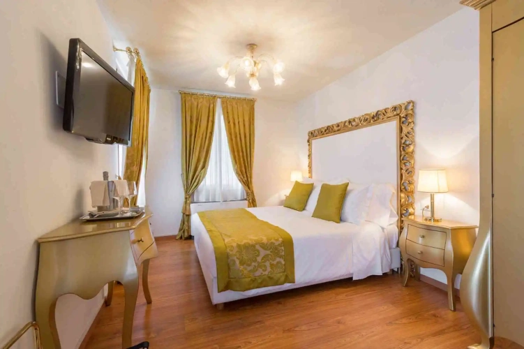 2 Bedrooms Family Apartment with balcony and with canal view