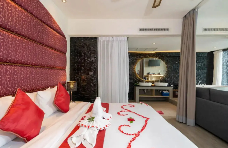 Superior Jacuzzi Double Suite with balcony and oceanfront