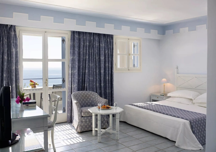 Family Sharing Pool Suite Sea View