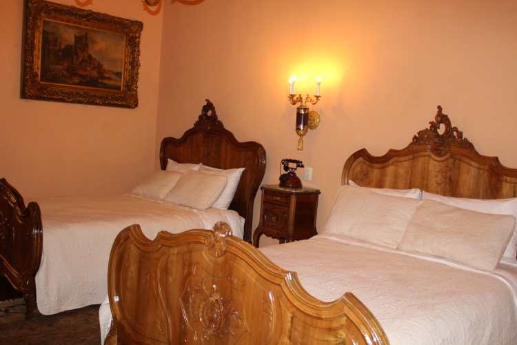 Mónica Suite