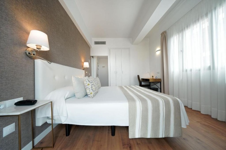 Standard Twin room with balcony