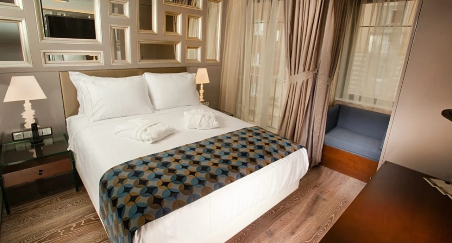 French Bed Club room