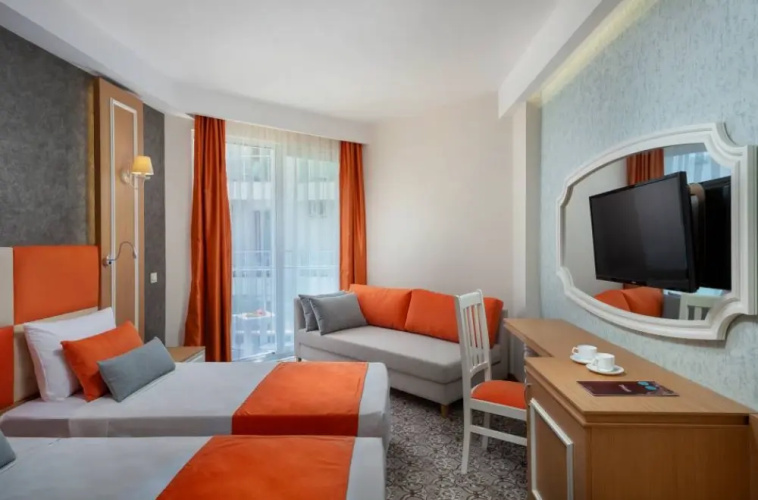 Superior Twin room with partial sea view