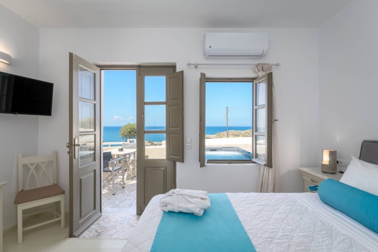 Honeymoon Outdoor Hot Tub Suite with sea view