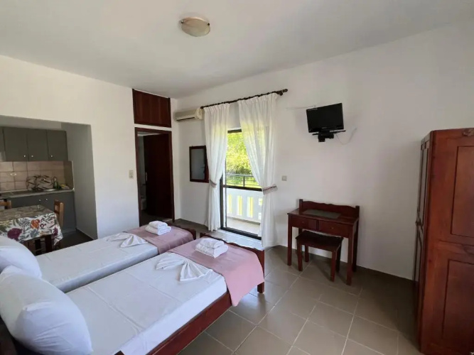 Zourpos Studios & Apartments