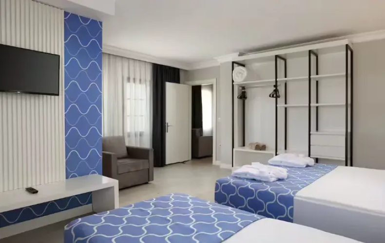 Quadruple Family Suite with land view