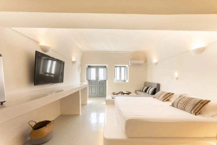 Honeymoon with Outdoor Hot Tub Double Suite with Caldera View