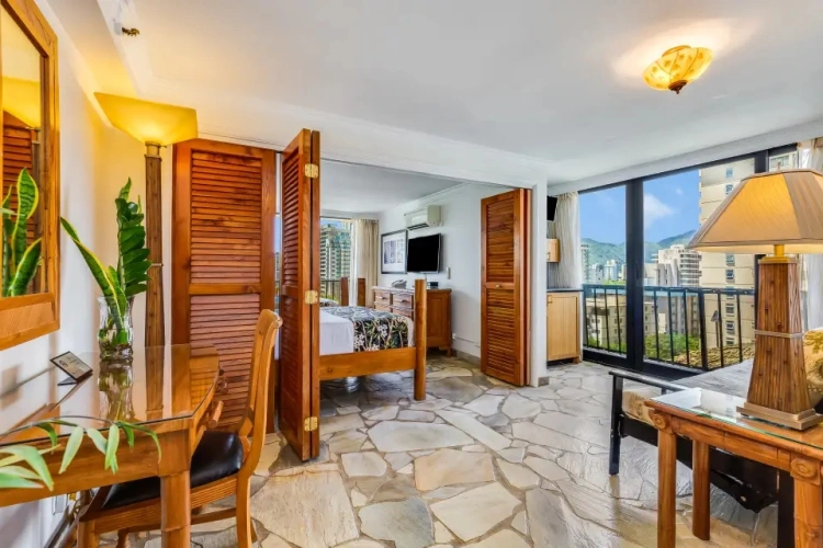 1 Bedroom Kitchenette Suite with city/mountain view