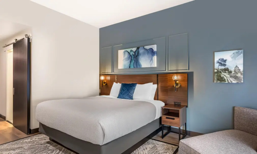 Double room with pool view