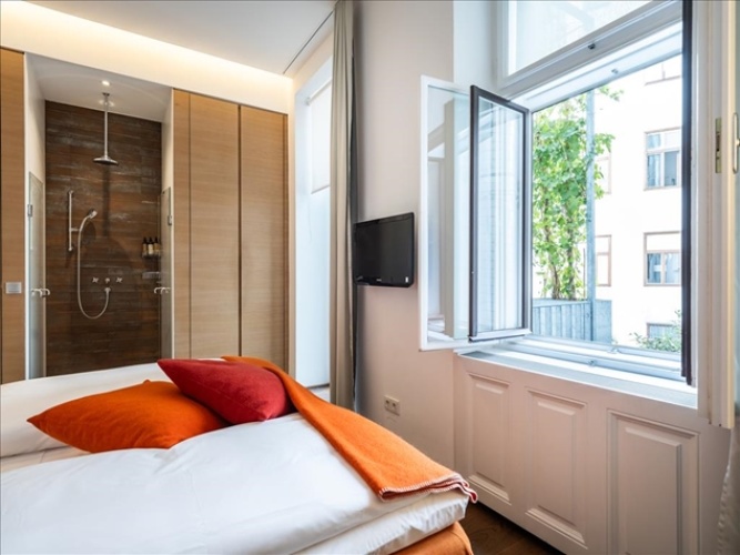 M Double room