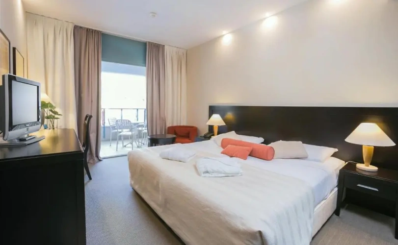 Single room with side sea view