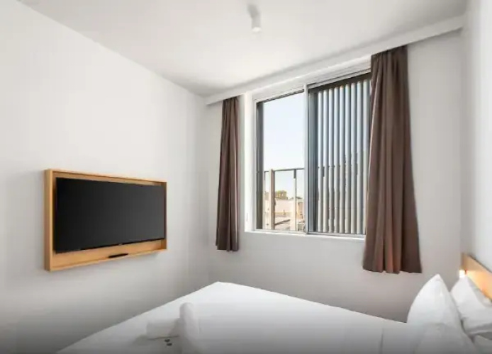 Queen room