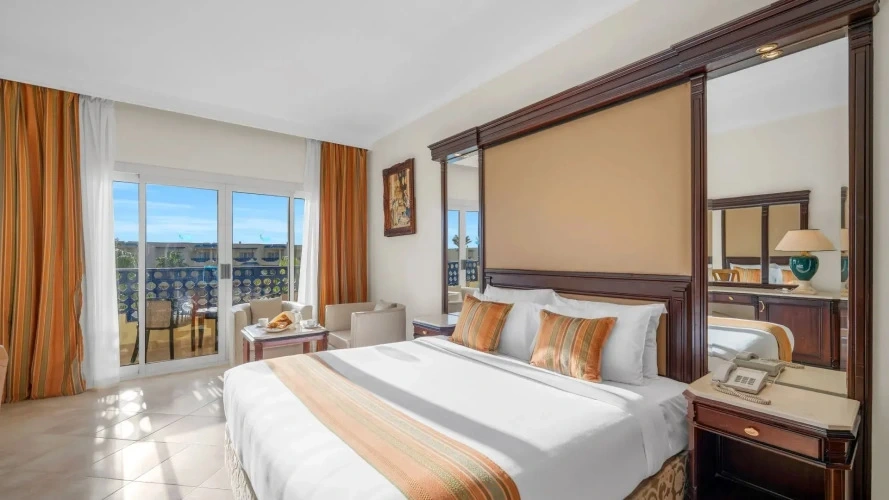 Standard Twin room with pool view