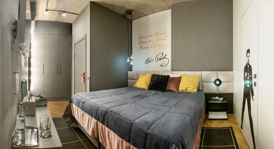 Elvis Presley No Window Double room