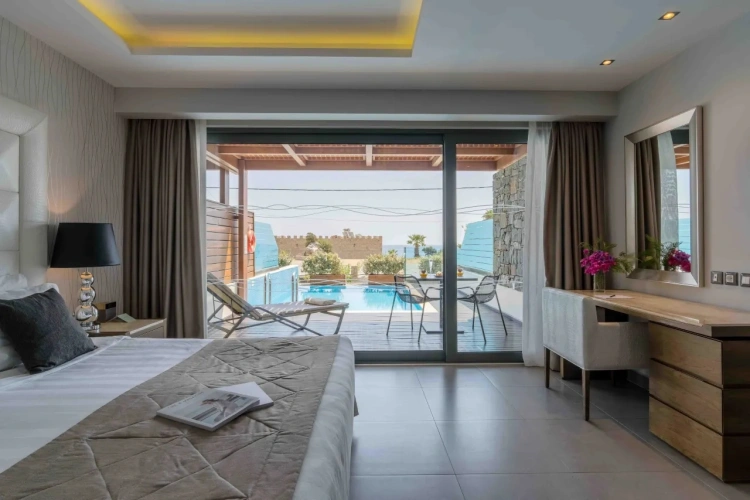 Double Junior Suite with Private Pool with partial sea view