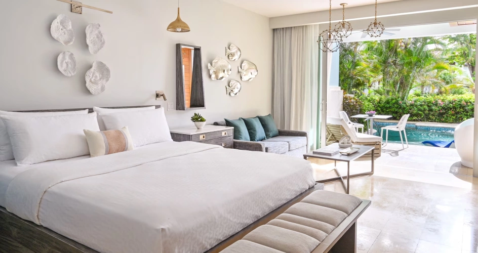 Royal Seaside Ultra Swim-Up with Patio Tranquility Soaking Tub Double Club Level Suite