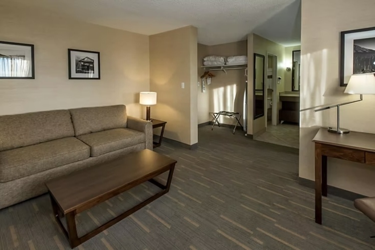 Holiday Inn Lethbridge photo 7