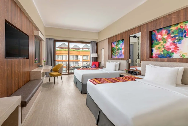 Grand Deluxe East Double room with pool view