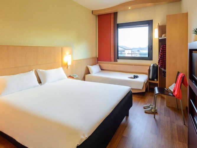 Standard Triple room