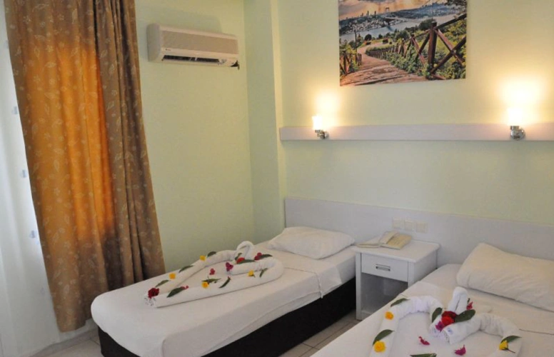 Standard Triple room with partial sea view