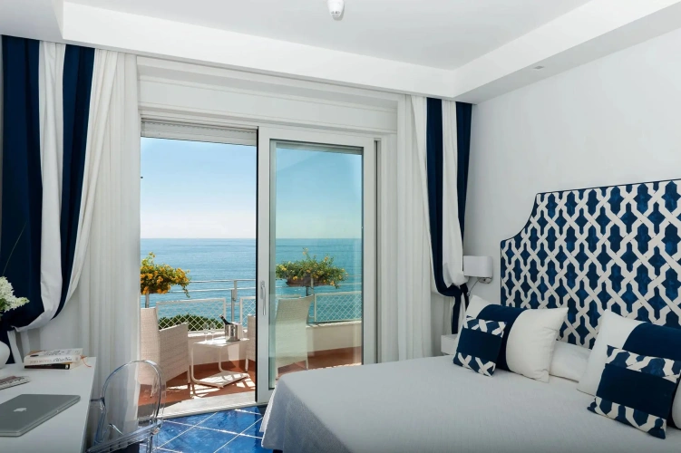 Deluxe Double room with partial sea view