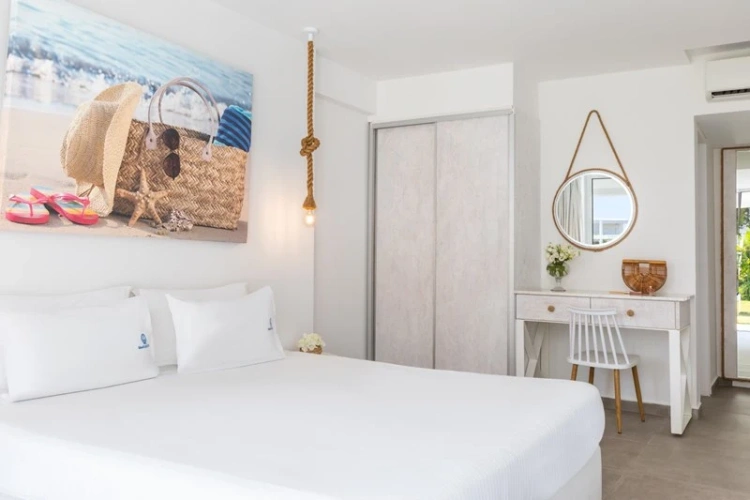 Double room with pool view