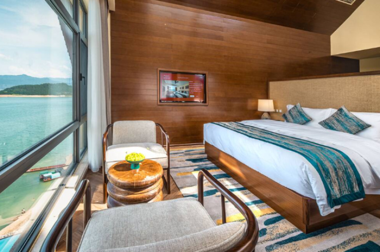 Pool Double Suite with lake view