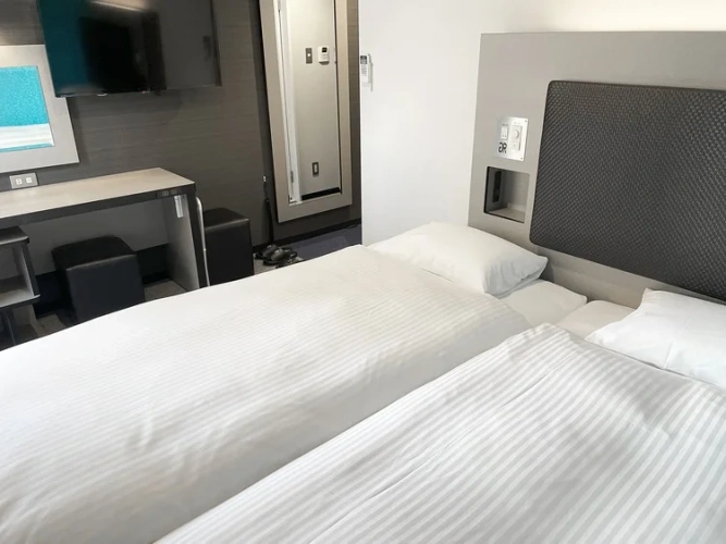 Compact Hollywood Twin room