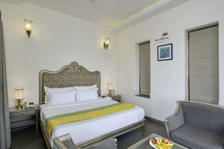 Heritage Royal Double Suite with balcony and Lake View