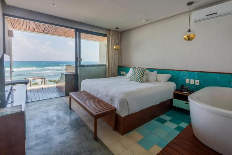 Deluxe Double Suite with balcony and oceanfront