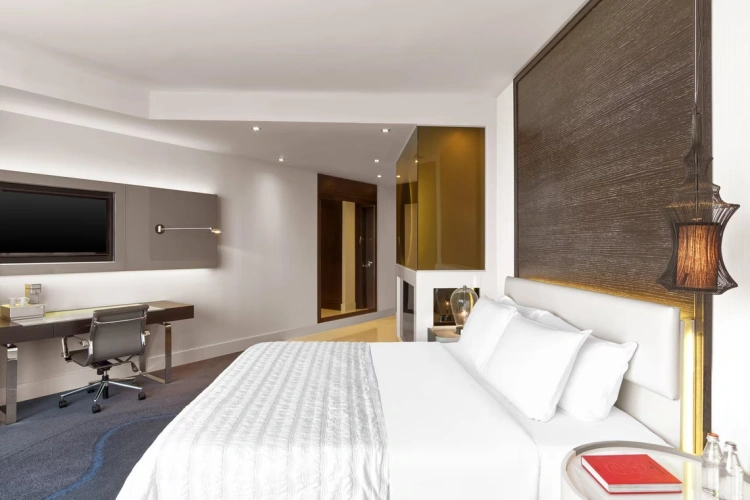 Signature Club Lounge Access Double Suite with city view