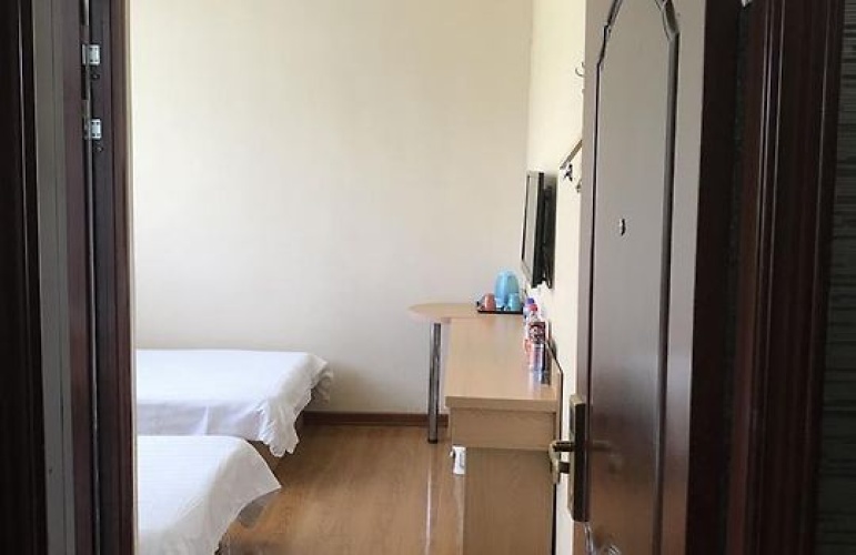 Economy Twin Basement room
