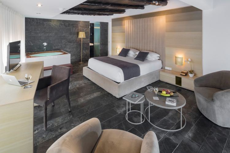 Quadruple Family Suite