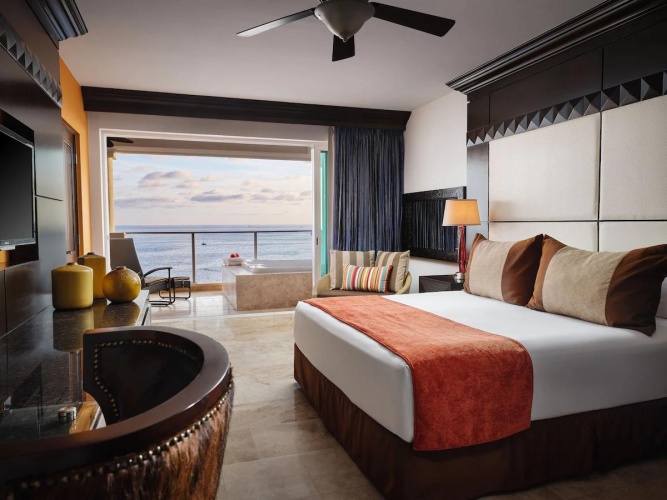 2 Bedrooms Premier Penthouse with partial ocean view