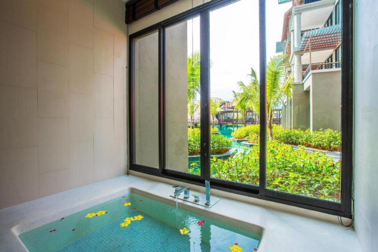 Jacuzzi adult only pool access Deluxe Suite