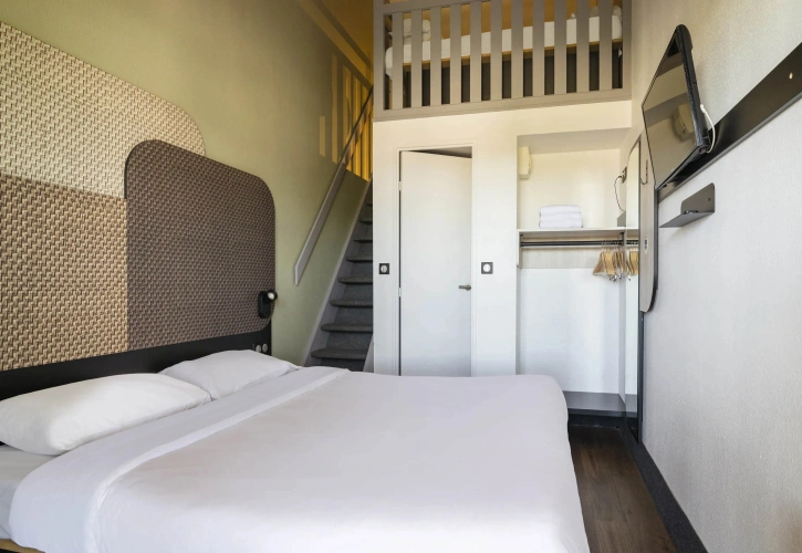 Quadruple Mezzanine room