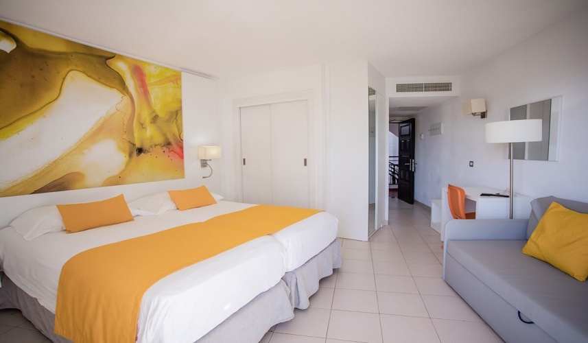 Classic Twin room with balcony