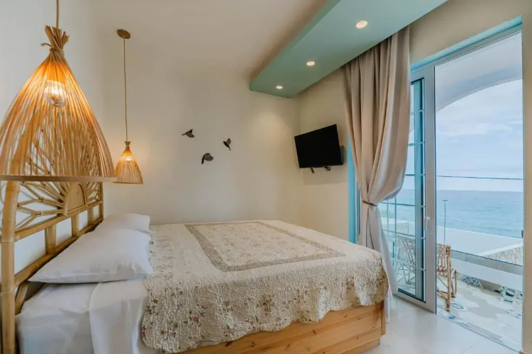 Delfini Beach Hotel