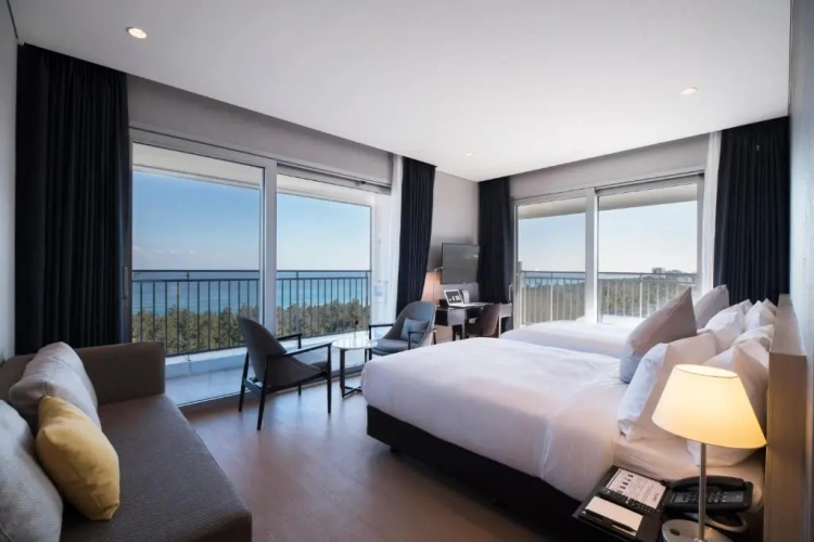 Corner Suite with ocean view